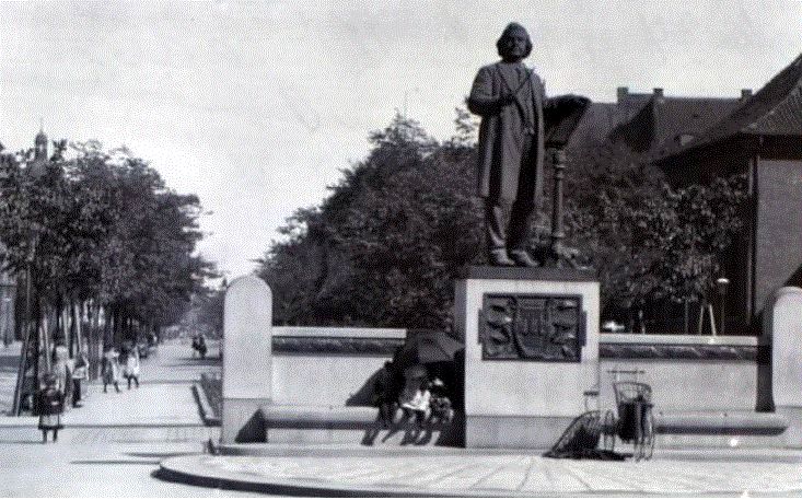 Statue af Niels W Gade på Sankt Annæ Plads